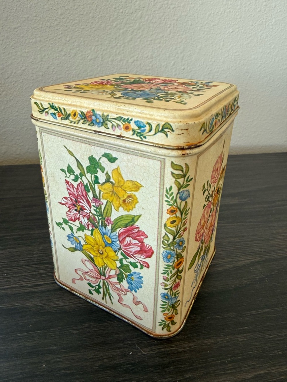 Vintage Hallmark Flower Rusty Tin box with lid